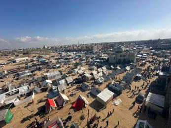 Panned out image of hundreds of tents housing displaced people in Gaza