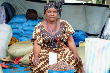 “Food fairs” in Nyankunde reached more than 57,000 people and were organized by Mercy Corps in collaboration with community traders to stimulate economic recovery in the region by supporting local markets.
