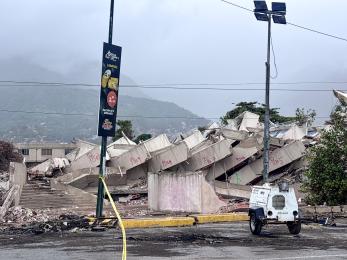 Collapsed building in Venezuela with portable lighting in the foreground; this damage is due to major earthquakes that struck the country in June 2026.
